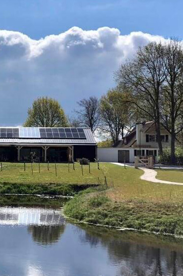De Loft van een afstand met zonnepanelen
