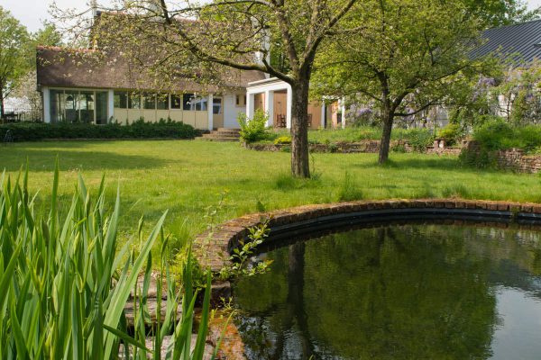 De villa met vijver en grote tuin